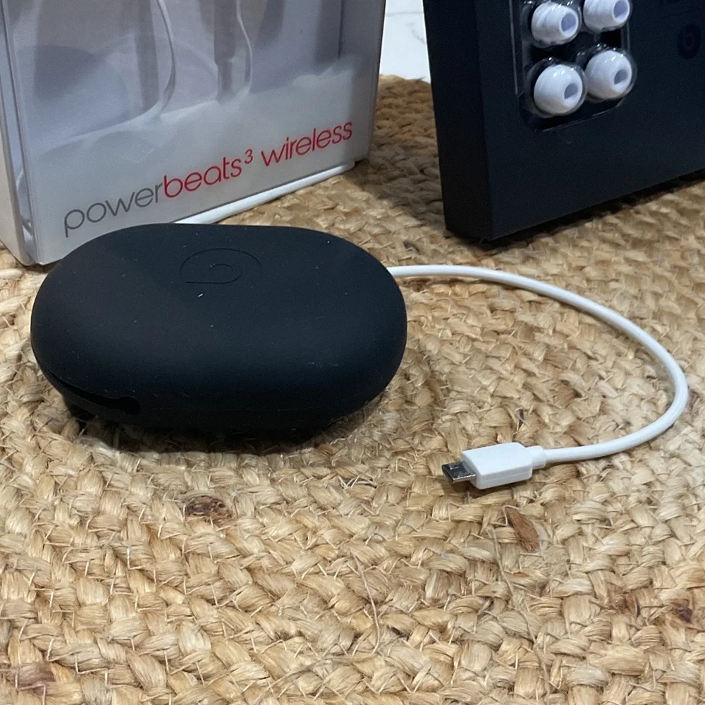 Apple Powerbeats3 Wireless Earphones in White with Carry Case and Accessories